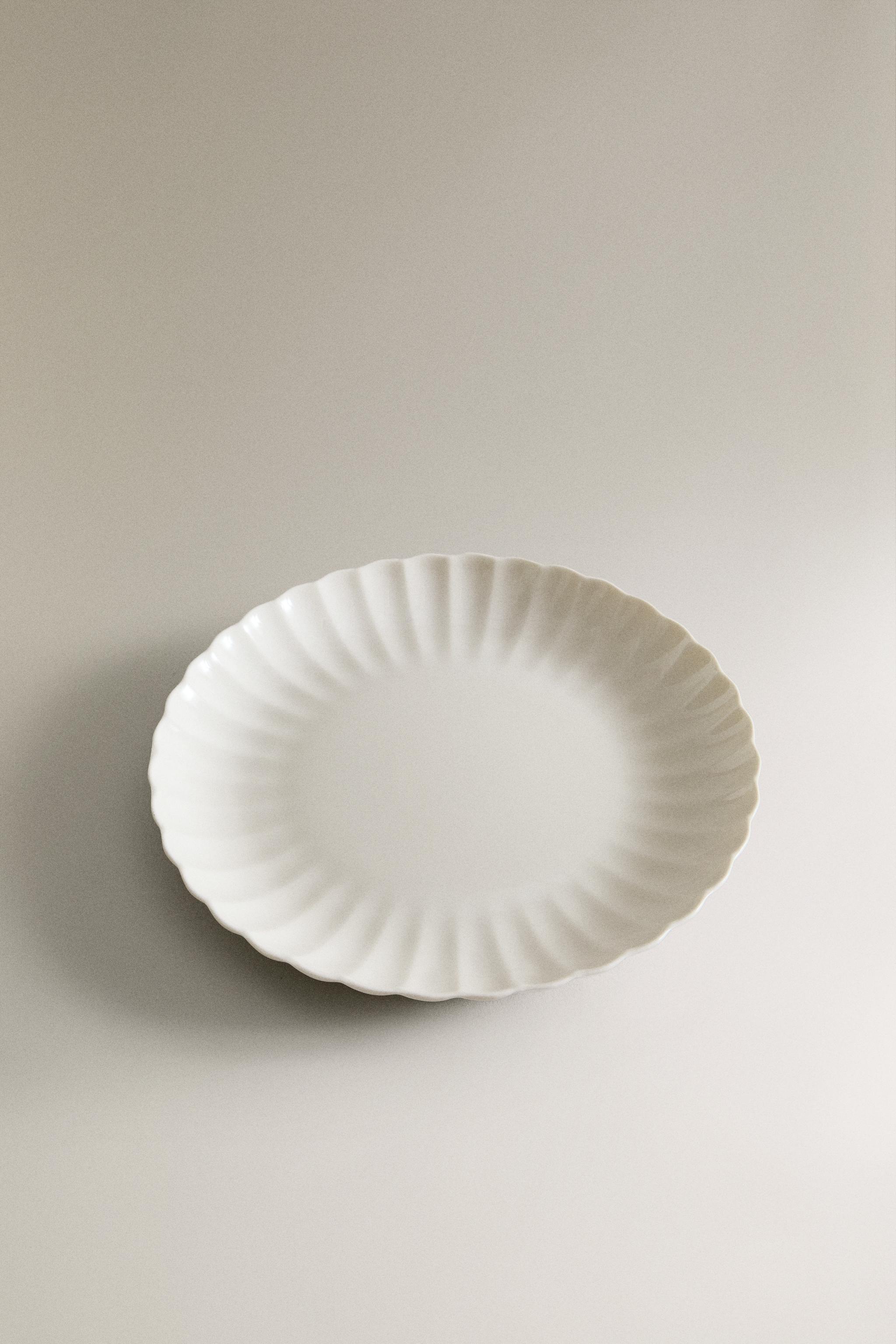 SCALLOPED PORCELAIN DESSERT PLATE